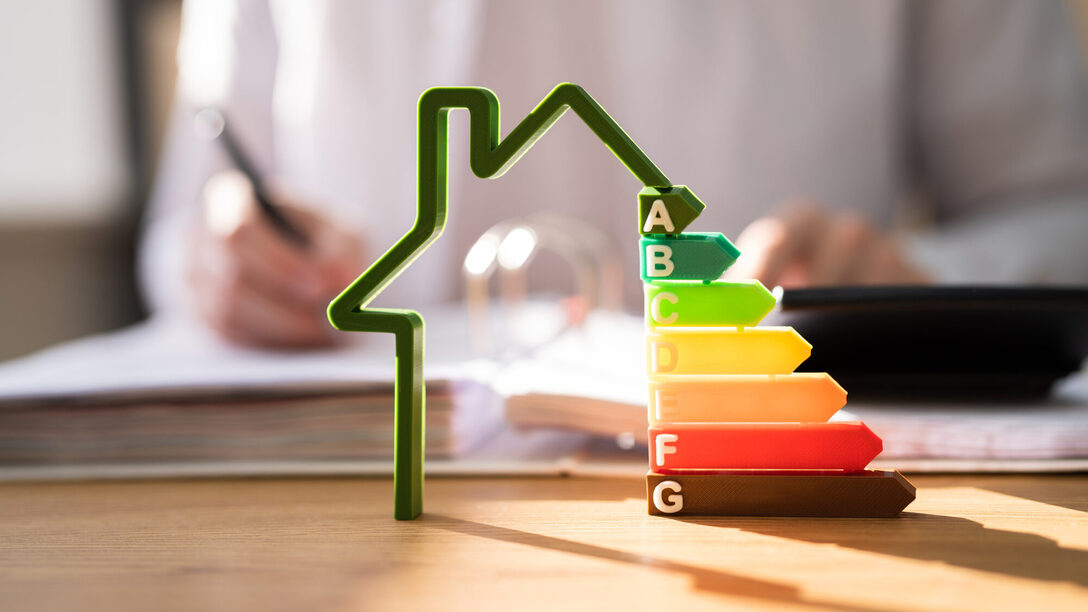Prüfung und Isolierung von energieeffizientem Hausbau nach Energieeffizienzlabel