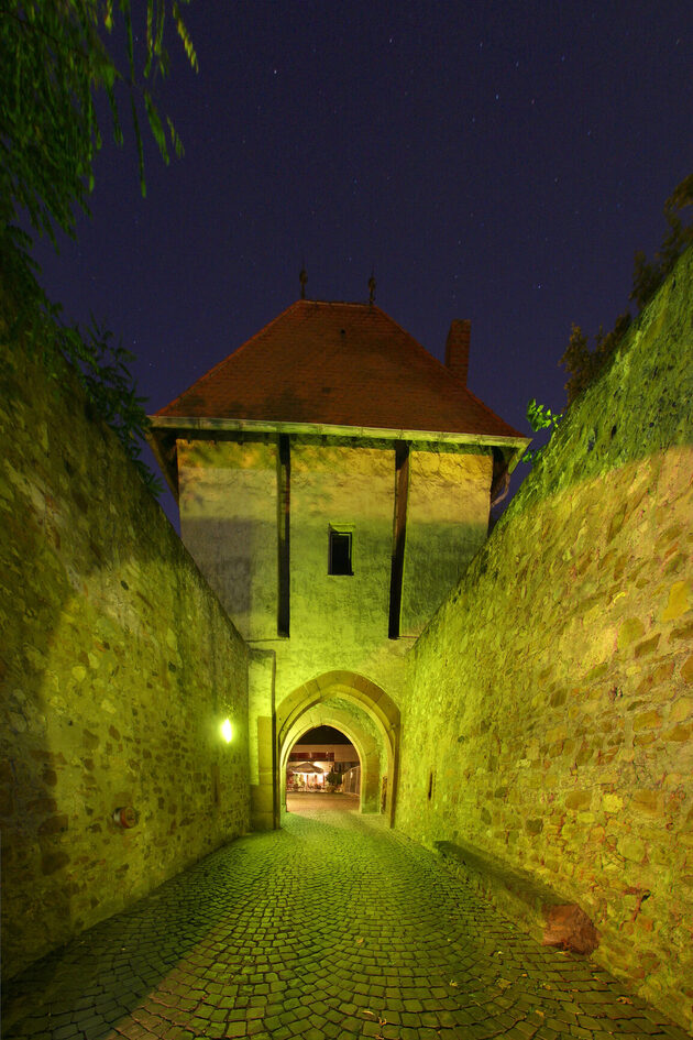Beleuchteter Eingangstunnel zur Festung