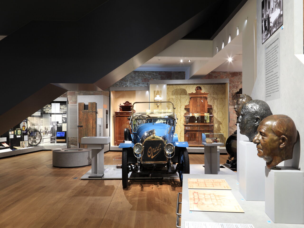 Opel Oldtimer in der Dauerausstellung des Industriemuseums