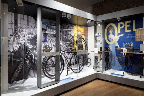 Historische Fahrräder und Nähmaschinen von Opel im Industriemuseum