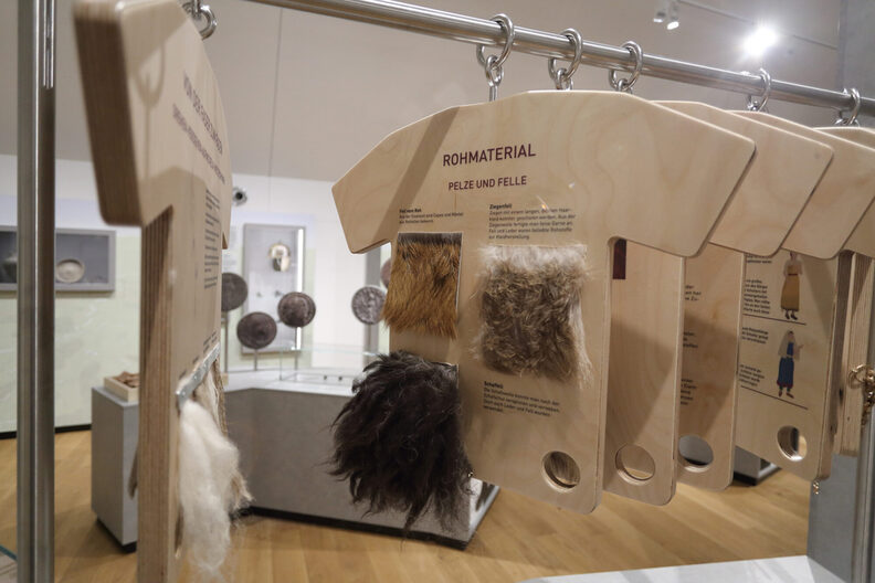Exponat zur früheren Verarbeitung von Pelzen und Fellen