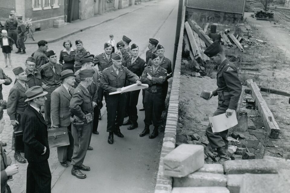 : Untersuchungen der amerikanischen Militärkommission an der Grabenstraße, wo die amerikanischen Flieder ermordet wurden.