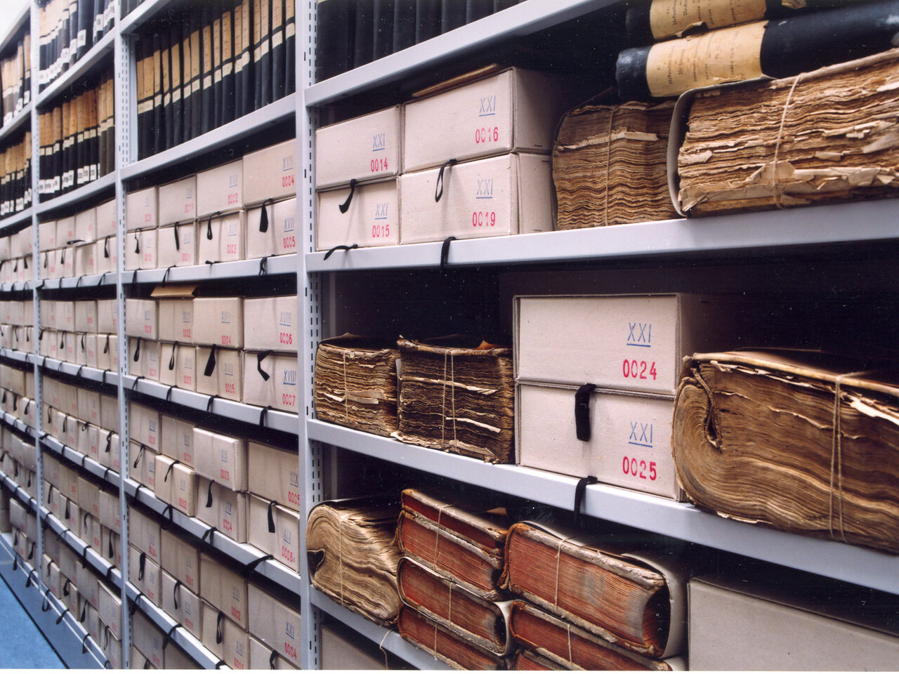 Archivierte Dokuemente in einem Regal im Stadtarchiv
