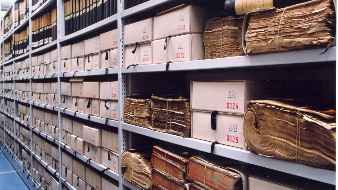 Archivierte Dokuemente in einem Regal im Stadtarchiv