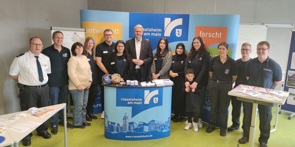 Oberbürgermeister Patrick Burghardt und Mitarbeitende der Stadtverwaltung am Stand der Stadt auf der Ausbildungsmesse 2024 an der Werner-Heisenberg-Schule.