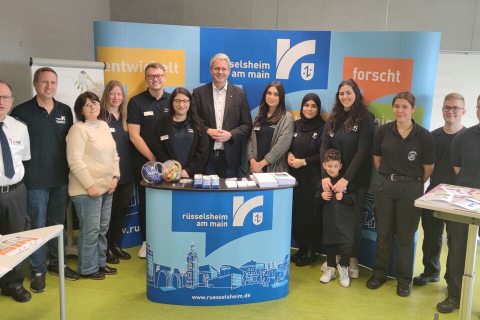 Oberbürgermeister Patrick Burghardt und Mitarbeitende der Stadtverwaltung am Stand der Stadt auf der Ausbildungsmesse 2024 an der Werner-Heisenberg-Schule.