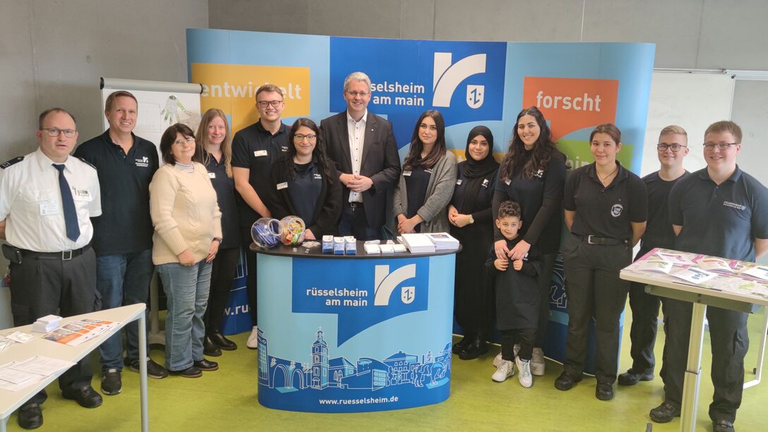 Oberbürgermeister Patrick Burghardt und Mitarbeitende der Stadtverwaltung am Stand der Stadt auf der Ausbildungsmesse 2024 an der Werner-Heisenberg-Schule.