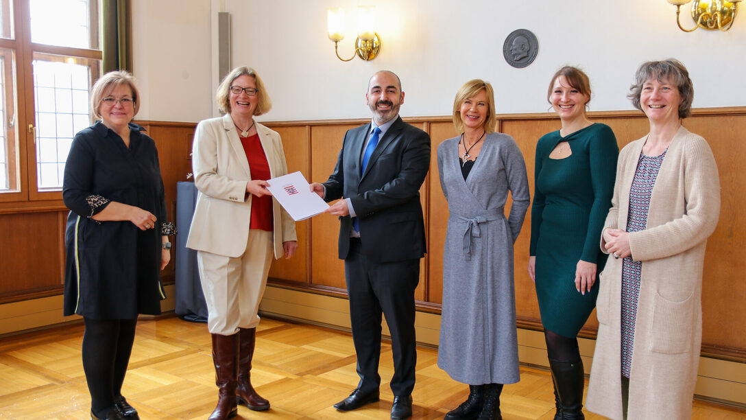 Mehrere Personenstehen im alten Ratssaal des Rathaus Rüsselsheim. v.l.n.r.: Sabine Bächle-Scholz (MdL), Staatssekretärin Katrin Hechler, Bürgermeister Murat Karakaya, Sabine Günther-Paluchowski (Sozialplanung), Anastasija Neiß (Stadtteilkoordination) und Elisabeth Israel (SPV e.V.)