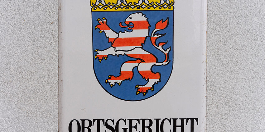 Ortsgericht Schild an weißer Hauswand angebracht