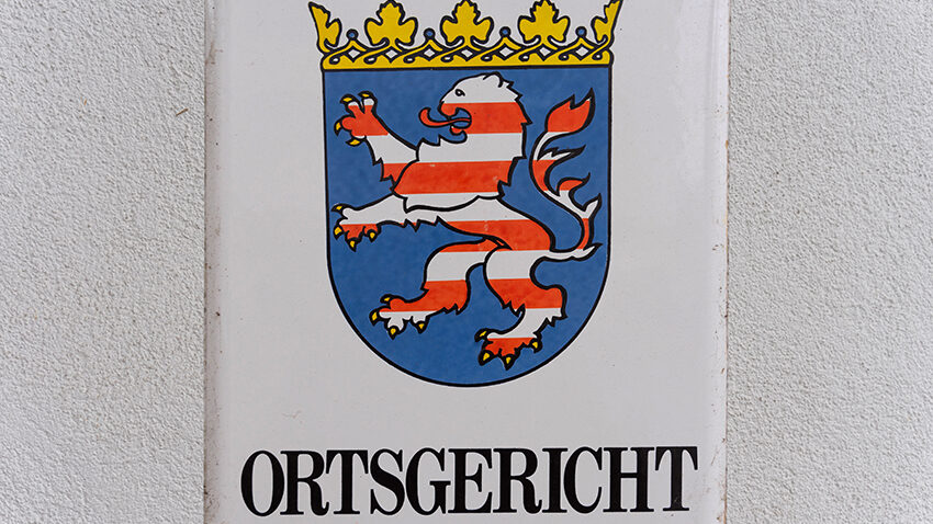 Ortsgericht Schild an weißer Hauswand angebracht