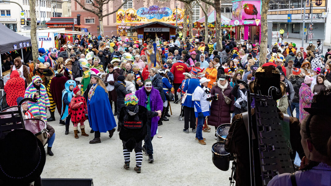 Ausgelassene Stimmung beim Fastnachts-Open-Air 2025 auf dem Rüsselsheimer Marktplatz