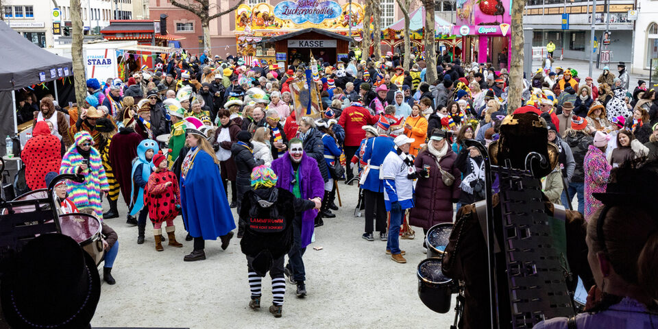 Ausgelassene Stimmung beim Fastnachts-Open-Air 2025 auf dem Rüsselsheimer Marktplatz