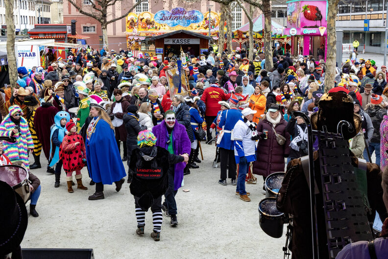 Ausgelassene Stimmung beim Fastnachts-Open-Air 2025 auf dem Rüsselsheimer Marktplatz