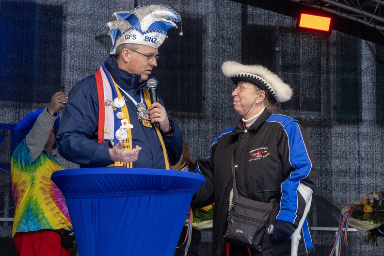 Oberbürgermeister Patrick Burghardt verleiht beim Fastnachts-Open-Air am 16.02.2025 einen Narrenorden an Annemarie Göbel vom Rüsselsheimer Carneval-Verein.