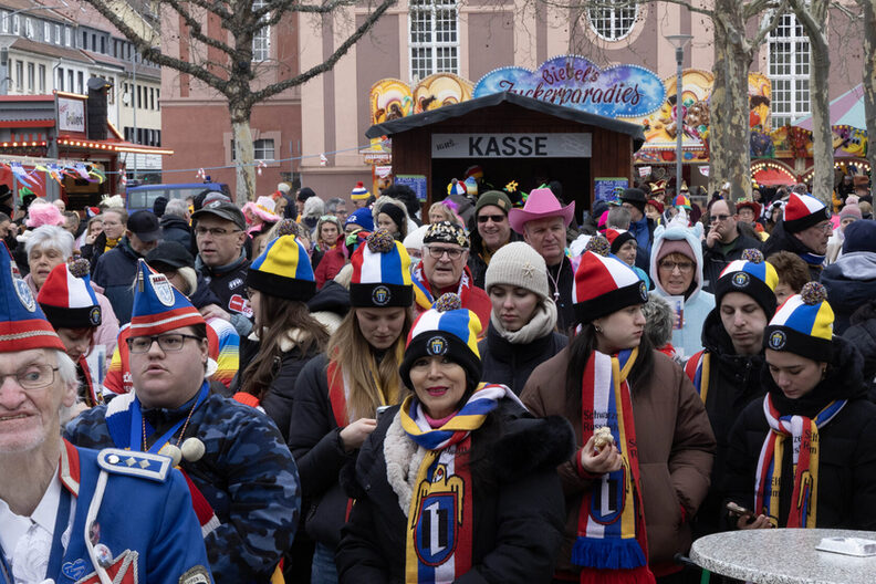 Viele Menschen versammelten sich beim Fastnachts-Open-Air auf dem Rüsselsheimer Marktplatz.