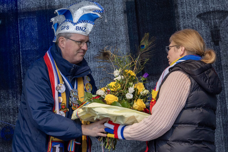 Oberbürgermeister Patrick Burghardt verleiht beim Fastnachts-Open-Air einen Narrenorden an Carmen Lösch von der Bauschheimer Narrenzunft.