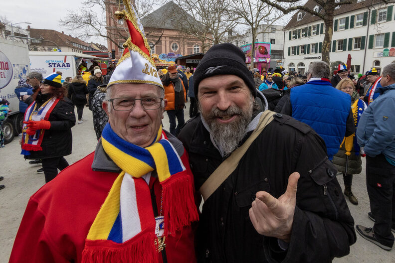 Werner Stahl und Volker Dziemballa beim Fastnachts-Open-Air auf dem Rüsselsheimer Marktplatz.