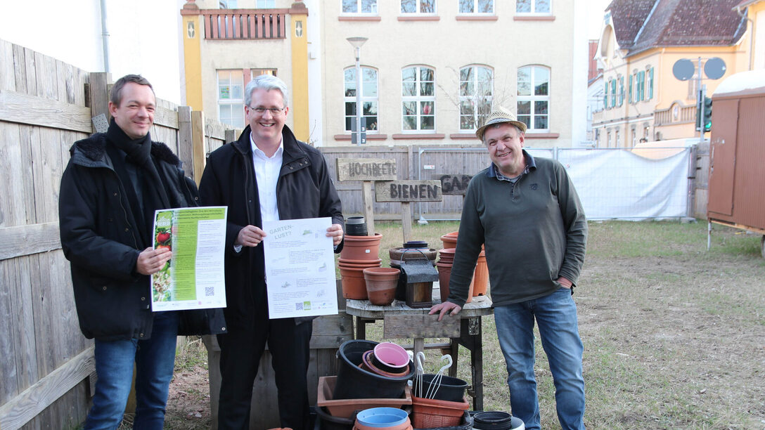 Stadtrat Simon Valerius, Oberbürgermeister Patrick Burghardt und Hartmut Hebling, Mitarbeiter der städtischen Grünplanung, im Gemeinschaftsgarten.