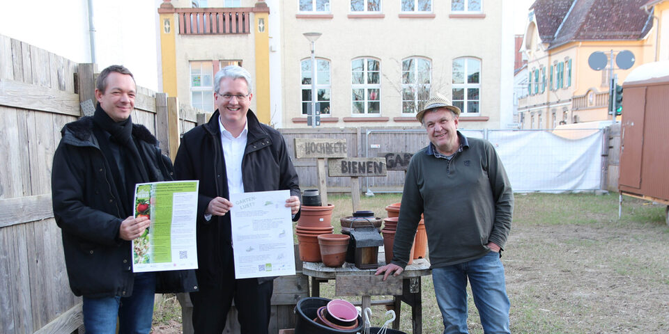 Stadtrat Simon Valerius, Oberbürgermeister Patrick Burghardt und Hartmut Hebling, Mitarbeiter der städtischen Grünplanung, im Gemeinschaftsgarten.