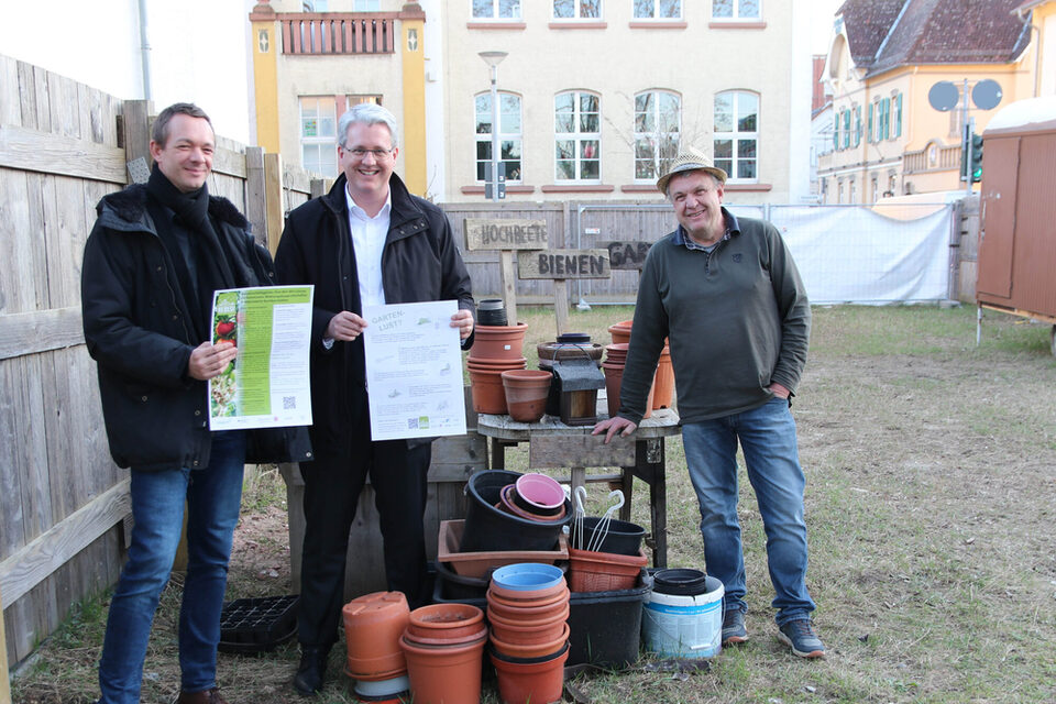 Stadtrat Simon Valerius, Oberbürgermeister Patrick Burghardt und Hartmut Hebling, Mitarbeiter der städtischen Grünplanung, im Gemeinschaftsgarten.