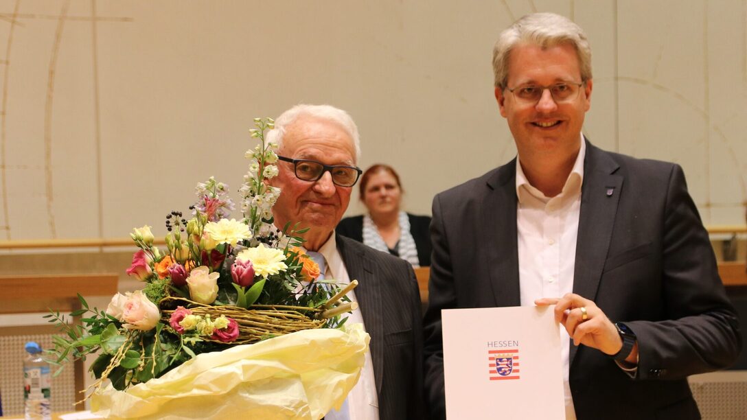 Egon Lang und Oberbürgermeister Patrick Burghardt bei der Übergabe des Landesehrenbriefs