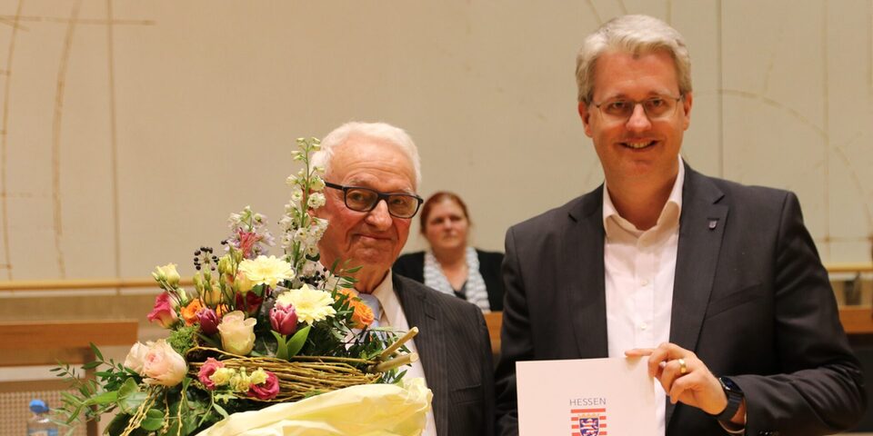 Egon Lang und Oberbürgermeister Patrick Burghardt bei der Übergabe des Landesehrenbriefs