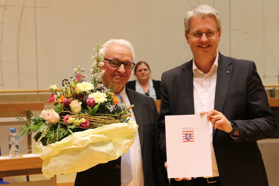 Egon Lang und Oberbürgermeister Patrick Burghardt bei der Übergabe des Landesehrenbriefs