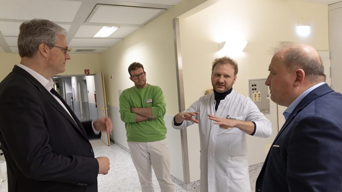 Besuch im GPR Klinikum (v.l.n.r.): Oberbürgermeister Patrick Burghardt, Clemens Wiedemann (Leitender Oberarzt des Instituts für Radiologie und Nuklearmedizin), Dr. med. Thilo Gerhards (Chefarzt des Instituts für Radiologie und Nuklearmedizin) und GPR-Geschäftsführer Achim Neyer