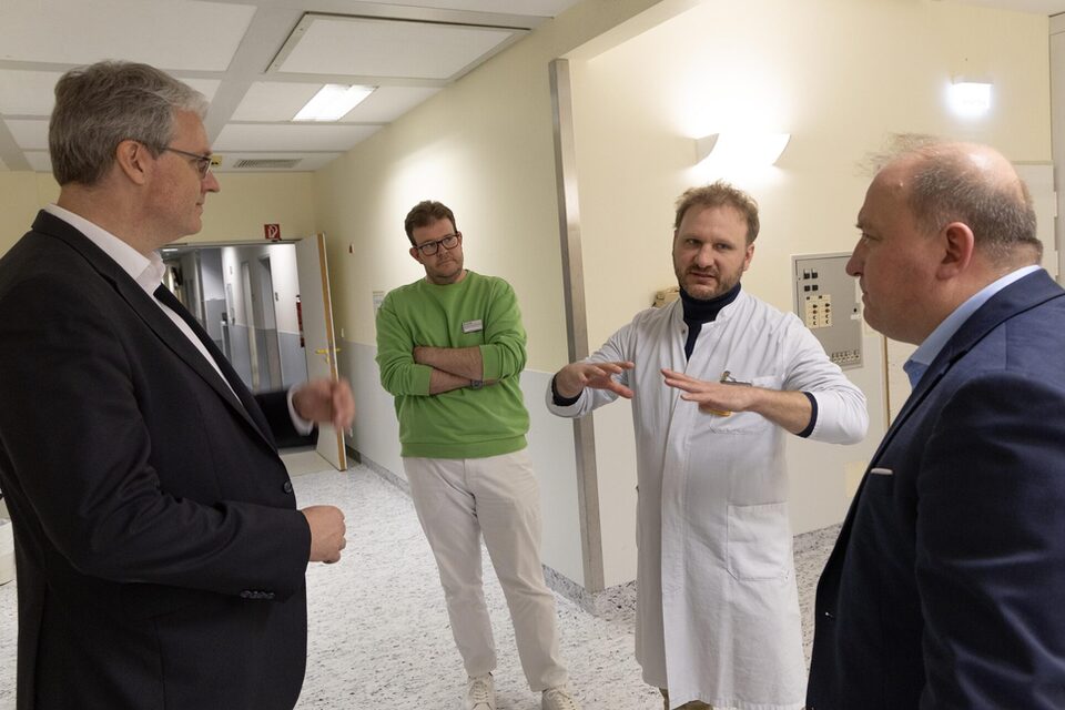 Besuch im GPR Klinikum (v.l.n.r.): Oberbürgermeister Patrick Burghardt, Clemens Wiedemann (Leitender Oberarzt des Instituts für Radiologie und Nuklearmedizin), Dr. med. Thilo Gerhards (Chefarzt des Instituts für Radiologie und Nuklearmedizin) und GPR-Geschäftsführer Achim Neyer