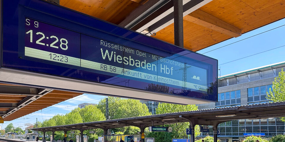 Anzeigetafel am Bahnhof Rüsselsheim