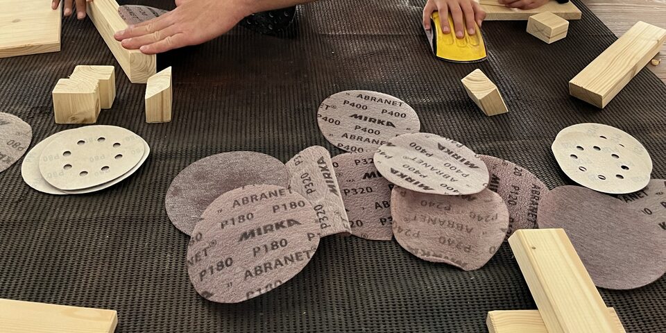 Jugendliche bearbeiten unter Anleitung Holz