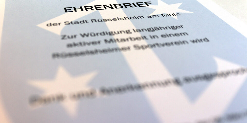 Eine Ehrenbrief-Urkunde im Anschnitt