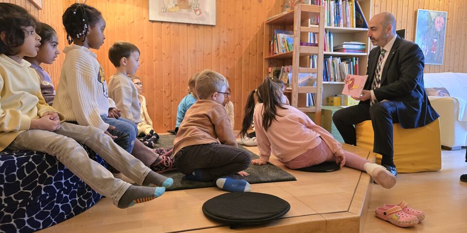 Bürgermeister Murat Karakaya in einer Kita beim Vorlesen