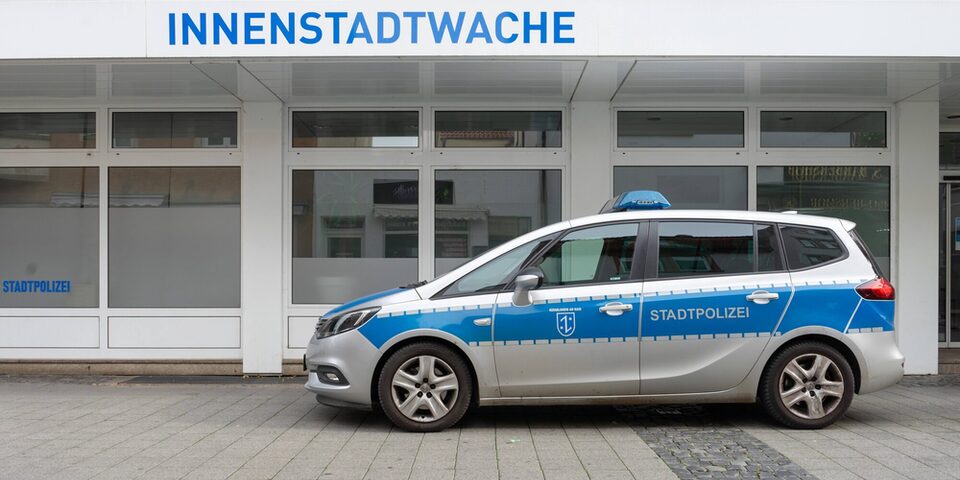 Auto der Stadtpolizei steht vor dem Gebäude der Innenstadtwache in der Marktstraße.