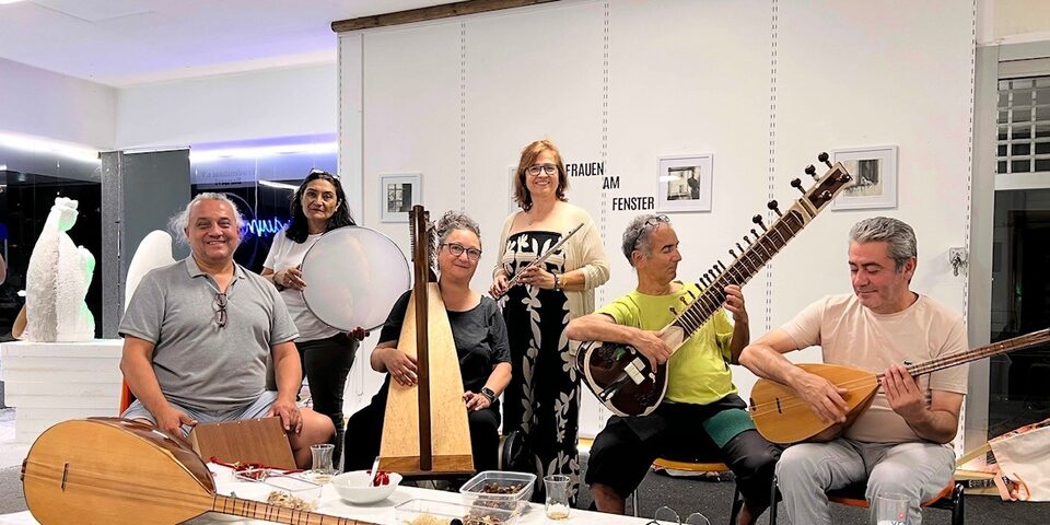 Mehrere Personen mit unterschiedlichen Instrumenten in einem Museum.