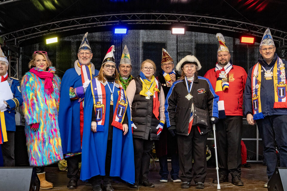 Gruppenfoto bei der Narrenorden-Verleihung bei der Fastnachts-Open-Air 2025