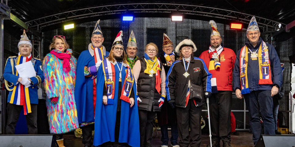 Gruppenfoto bei der Narrenorden-Verleihung bei der Fastnachts-Open-Air 2025