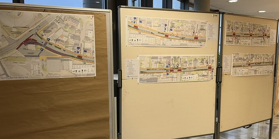 Pläne auf Aufstellwänden zur geplanten Fahrradstraße in der Weisenauer Straße.