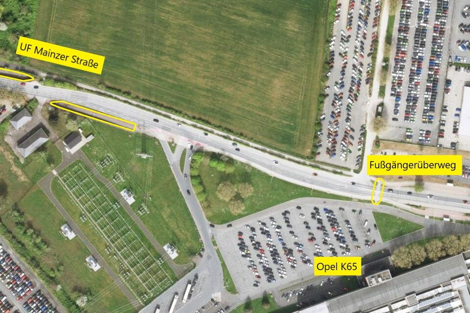 Satellitenbild mit Markierung der alternativen Straßenübergänge auf Höhe der Aral-Tankstelle (Ampel) und der Bushaltestelle "Bereich Service" (Zebrastreifen)