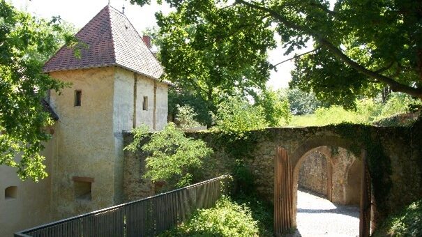 Der Eingang zur Festung mit Festungsmauer und Tor