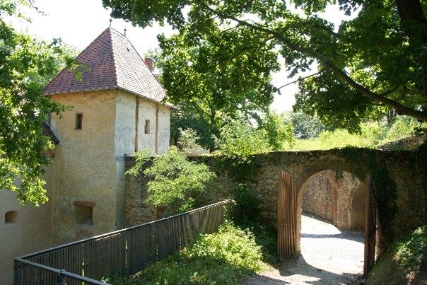 Der Eingang zur Festung mit Festungsmauer und Tor
