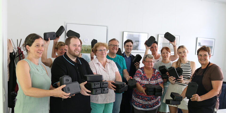Helfende von Kochen für Rüsselsheim gemeinsam mit Bürgermeister Dennis Grieser und einer großen Anzahl Kochbehälter
