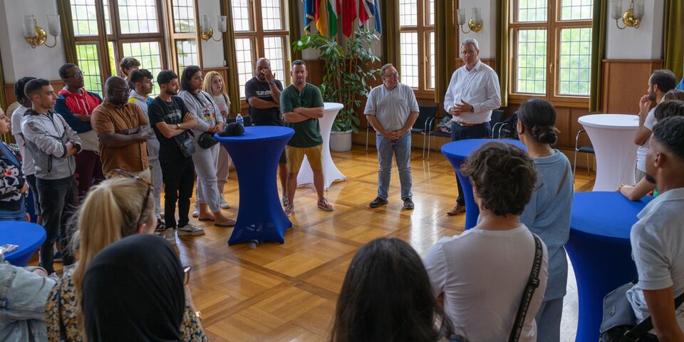 Oberbürgermeister Patrick Burghardt und Teilnehmende des Jugendcamps im Alten Ratssaal des Rathauses