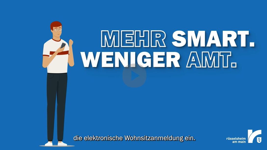 Blauer Hintergrund, Weißer Schriftzug "Mehr Smart. Weniger Amt.", Animation einer Person, die ein Smartphone in der Hand hält.