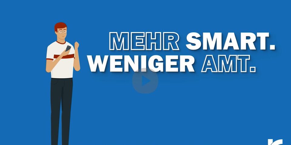 Blauer Hintergrund, Weißer Schriftzug "Mehr Smart. Weniger Amt.", Animation einer Person, die ein Smartphone in der Hand hält.