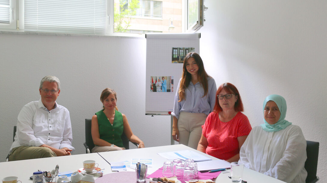 Oberbürgermeister Patrick Burghardt mit den WIR-Koordinatorinnen Elena Pisapia und Marina Athanail sowie Integrationslotsin Daniela Bonn-Lösch und Gesundheitslotsin Bahia Bakkali