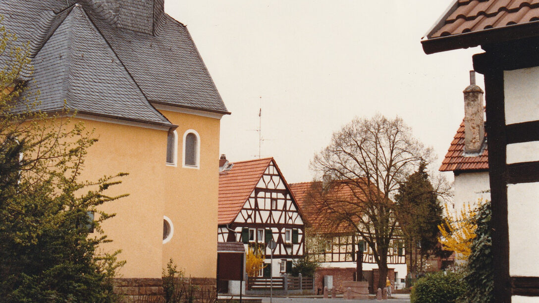 Katholische Kirche "Heilige Dreifaltigkeit" in Haßloch. Blick auf Gebäude und Kirchturm.