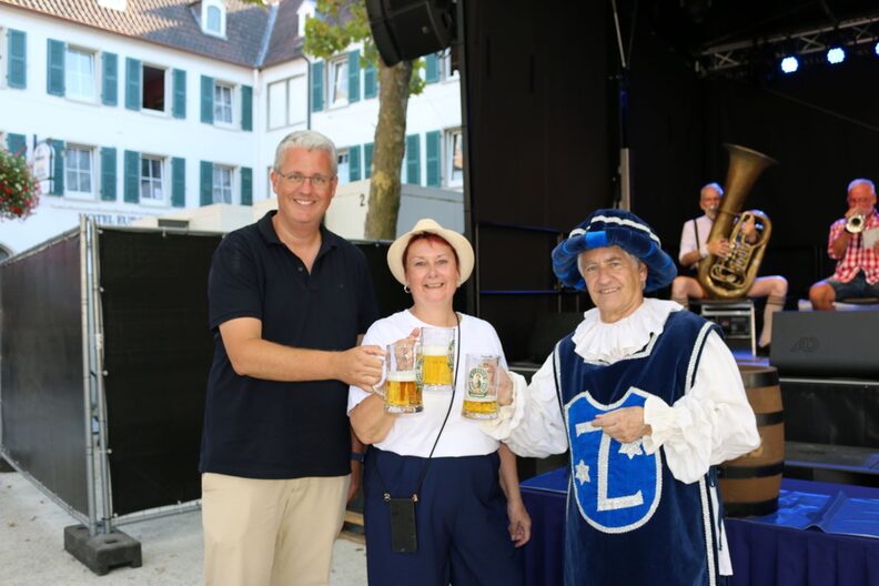 Oberbürgermeister Patrick Burghardt, Trudi Hartung und Karl-Heinz Eitel im Heroldskostum bei der Kerbe-Eröffnung 2024.