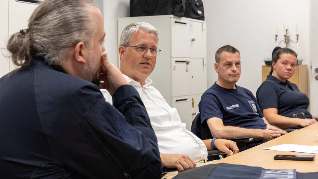 Oberbürgermeister Patrick Burghardt im Gespräch mit Mitarbeitenden der Stadtpolizei