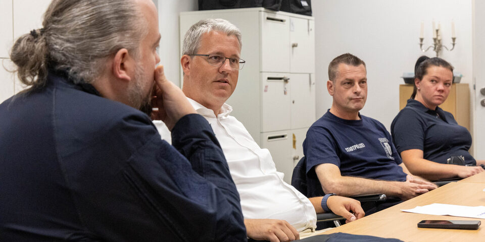 Oberbürgermeister Patrick Burghardt im Gespräch mit Mitarbeitenden der Stadtpolizei